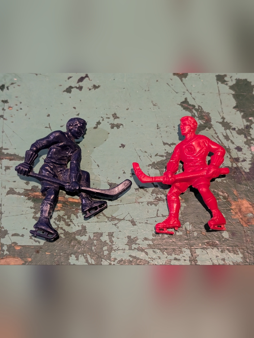 1956 - 1957 Kellogs Cereal Premium Toy - 1 Red 1 Black - Plastic Hockey Players!